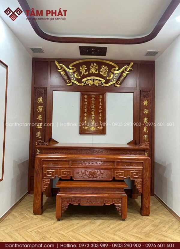 Hoa văn chạm khắc sắc nét, dát vàng nổi bật, tăng tính thẩm mỹ cho tổng thể không gian thờ.