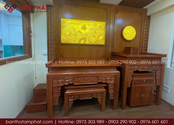 Mẫu phòng thờ 2 bàn đứng triện sen nổi bật với thiết kế cân đối, sang trọng và tạo nên một không gian thờ tự trang nghiêm, hài hòa.