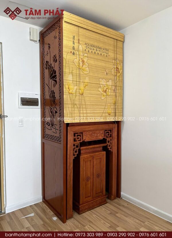 Rèm mành không chỉ giúp phân tách không gian nhẹ nhàng mà còn tạo điểm nhấn tinh tế cho không gian thờ.